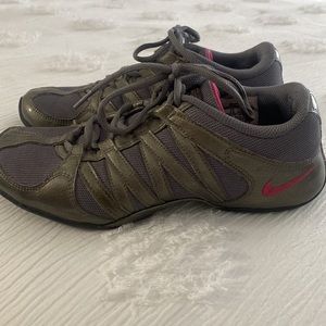 Nike women’s tennis shoes